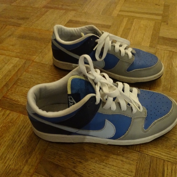LIKE NEW NIKE LOW DUNKS SNEAKERS - Picture 3 of 5